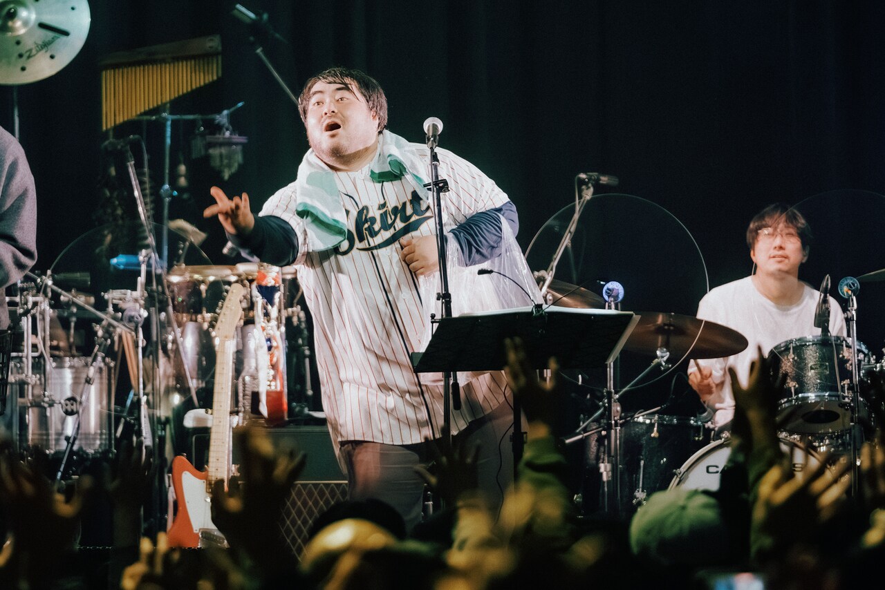 餅をまく澤部渡（Vo, G）。（Photo by Daiki Miura） - スカート15周年