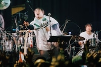 餅をまく澤部渡（Vo, G）。（Photo by Daiki Miura）