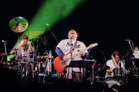 「スカートCDデビュー15周年記念スーパーライヴ『超ウルトラハイパーウキウキスペシャル優勝パレード2025』」の様子。（Photo by Daiki Miura）