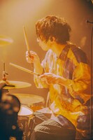 松本ヒデアキ（Dr, Cho）（撮影：春）