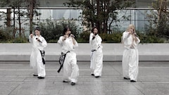 KISS OF LIFEがTAKANAWA GATEWAY CITYでサプライズライブ、集まった観客に「Lucky」プレゼント