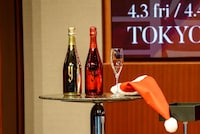 YOSHIKIのワインとサンタ帽。