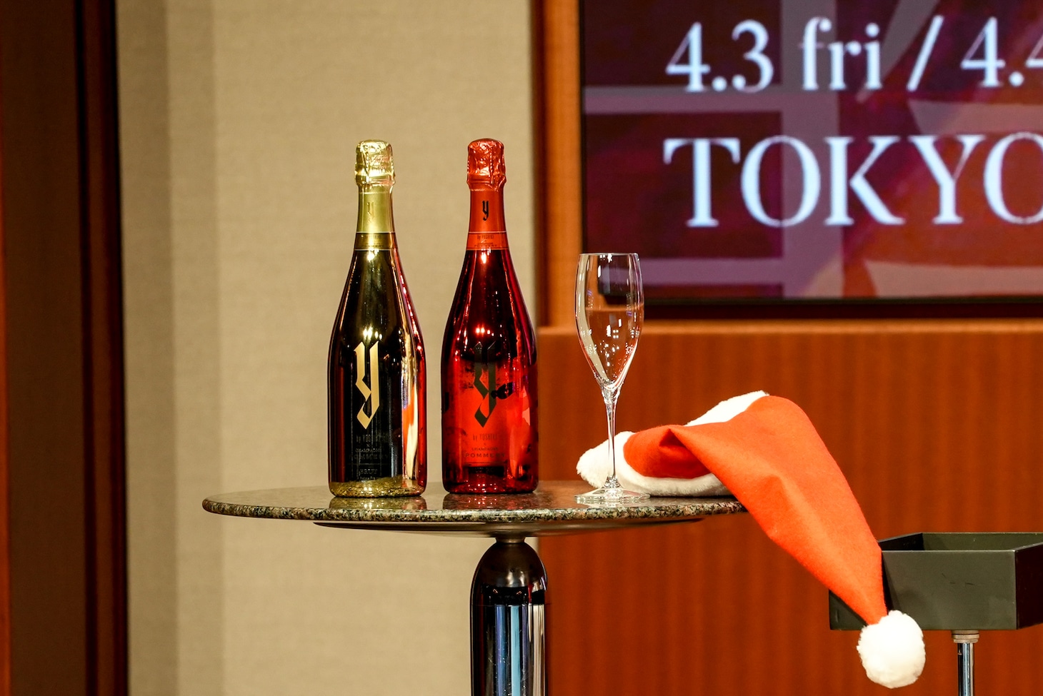 YOSHIKIのワインとサンタ帽。