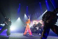 ダンサーとともにパフォーマンスする倉木麻衣。（写真提供：B ZONE）