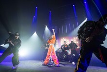 ダンサーとともにパフォーマンスする倉木麻衣。（写真提供：B ZONE）