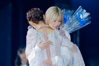 抱き合う井上梨名と藤吉夏鈴。©Seed & Flower LLC