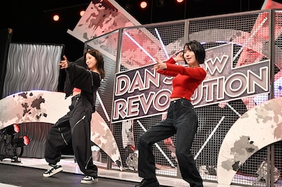 左からKAZUHA、SAKURA。ともにLE SSERAFIM。©TBS