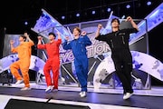 左から向井康二、宮舘涼太、渡辺翔太、目黒蓮。©TBS