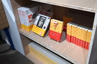 「Hosono Record House」では書籍「細野観光1969-2019」「映画を聴きましょう」も購入できる。