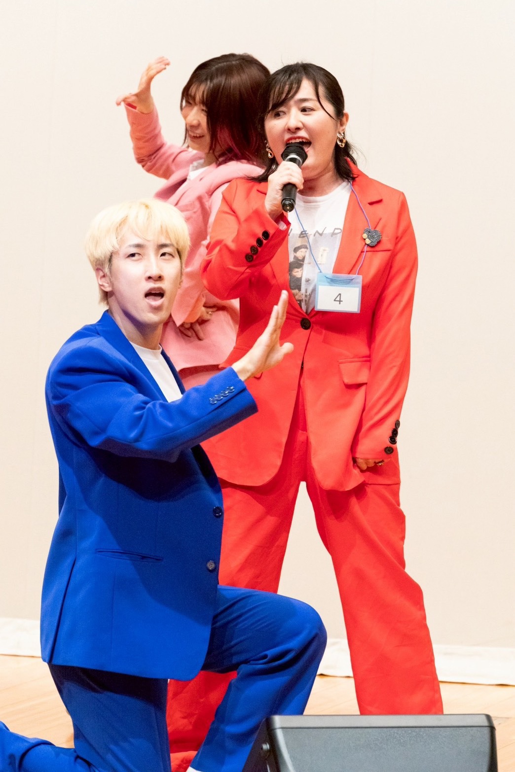 地域ののど自慢大会に出場した柚木麻子と、バックダンサーを務めた朝井リョウ、でか美ちゃん。