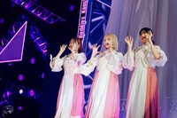 左から向井純葉、藤吉夏鈴、的野美青。©Seed & Flower LLC