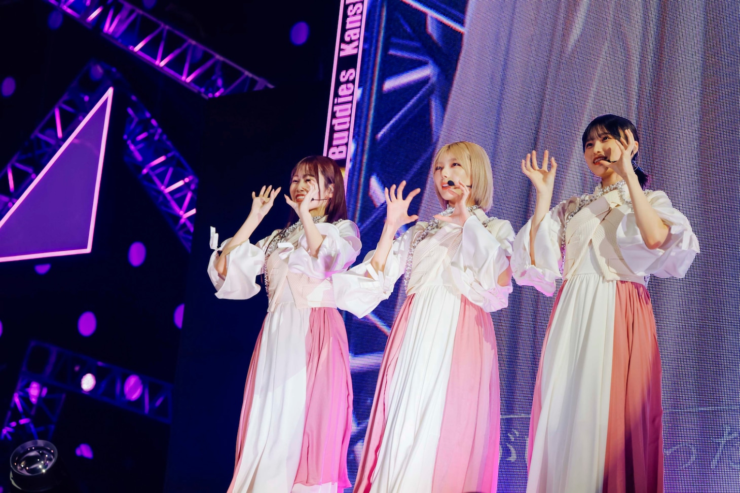 左から向井純葉、藤吉夏鈴、的野美青。©Seed & Flower LLC