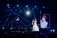 トロッコに乗る井上梨名。©Seed & Flower LLC