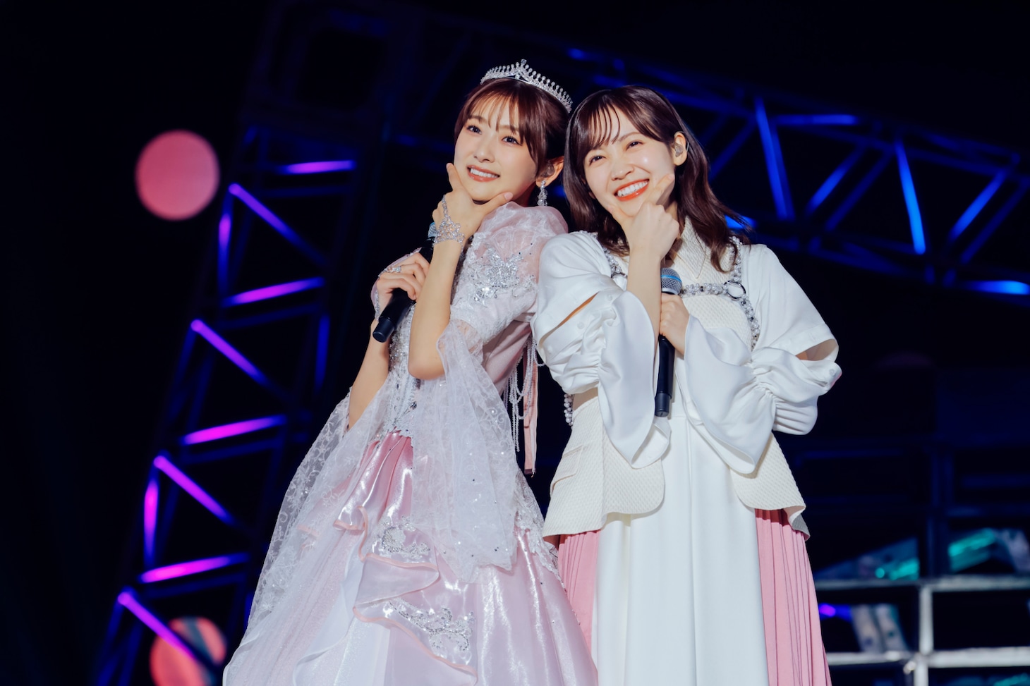 左から井上梨名、松田里奈。©Seed & Flower LLC