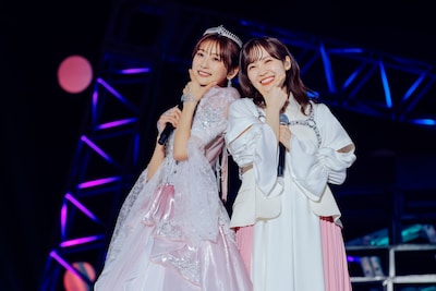 左から井上梨名、松田里奈。©Seed & Flower LLC