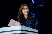 コーナー企画のMCをする井上梨名。©Seed & Flower LLC