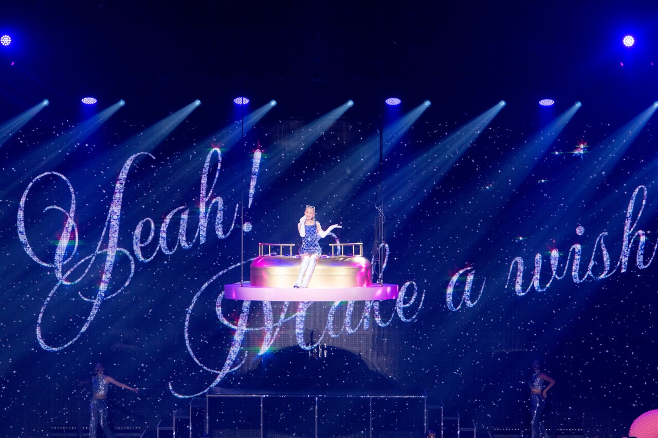 西野カナ、空飛ぶ列車で魔法の世界を旅したクリスマスライブ（ライブ