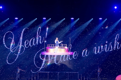 西野カナのクリスマスライブの様子。