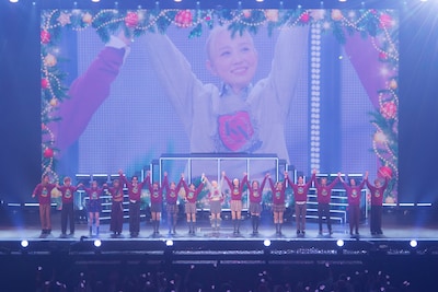 西野カナのクリスマスライブの様子。