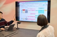 画面に映っているのは、第1話のSNS探索シーンの会話が書かれたシナリオシート。ピンクがあざみ、水色がジャスミンの発言。