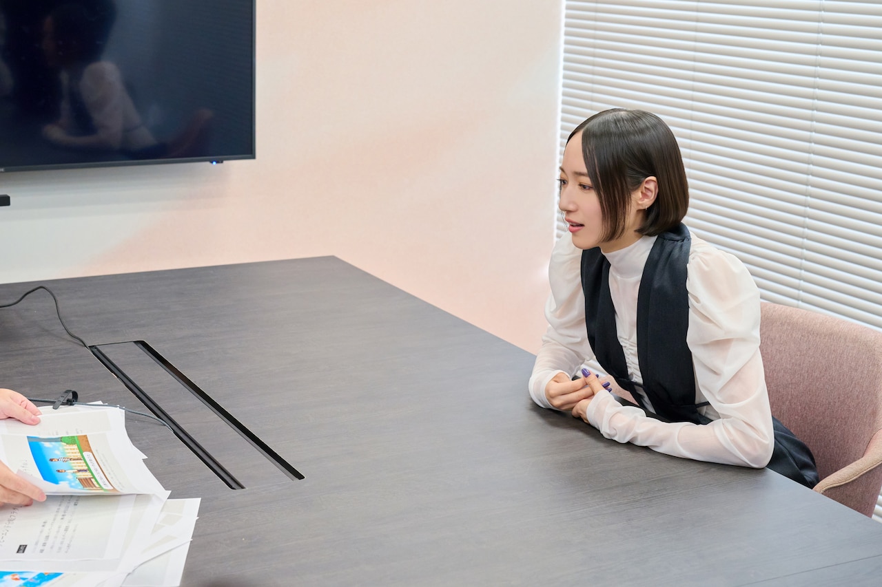 興味深げにゲームの企画書を読むのっちさん。