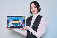 墓場文庫さんにいただいた、廻屋渉と自分のドット絵プレートを持つのっちさん。