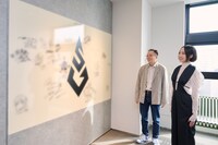 オフィスツアーの案内をしていただく集英社ゲームズの林真理プロデューサーとのっちさん。