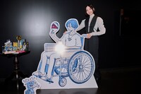 センター長の車椅子を押すのっちさん。