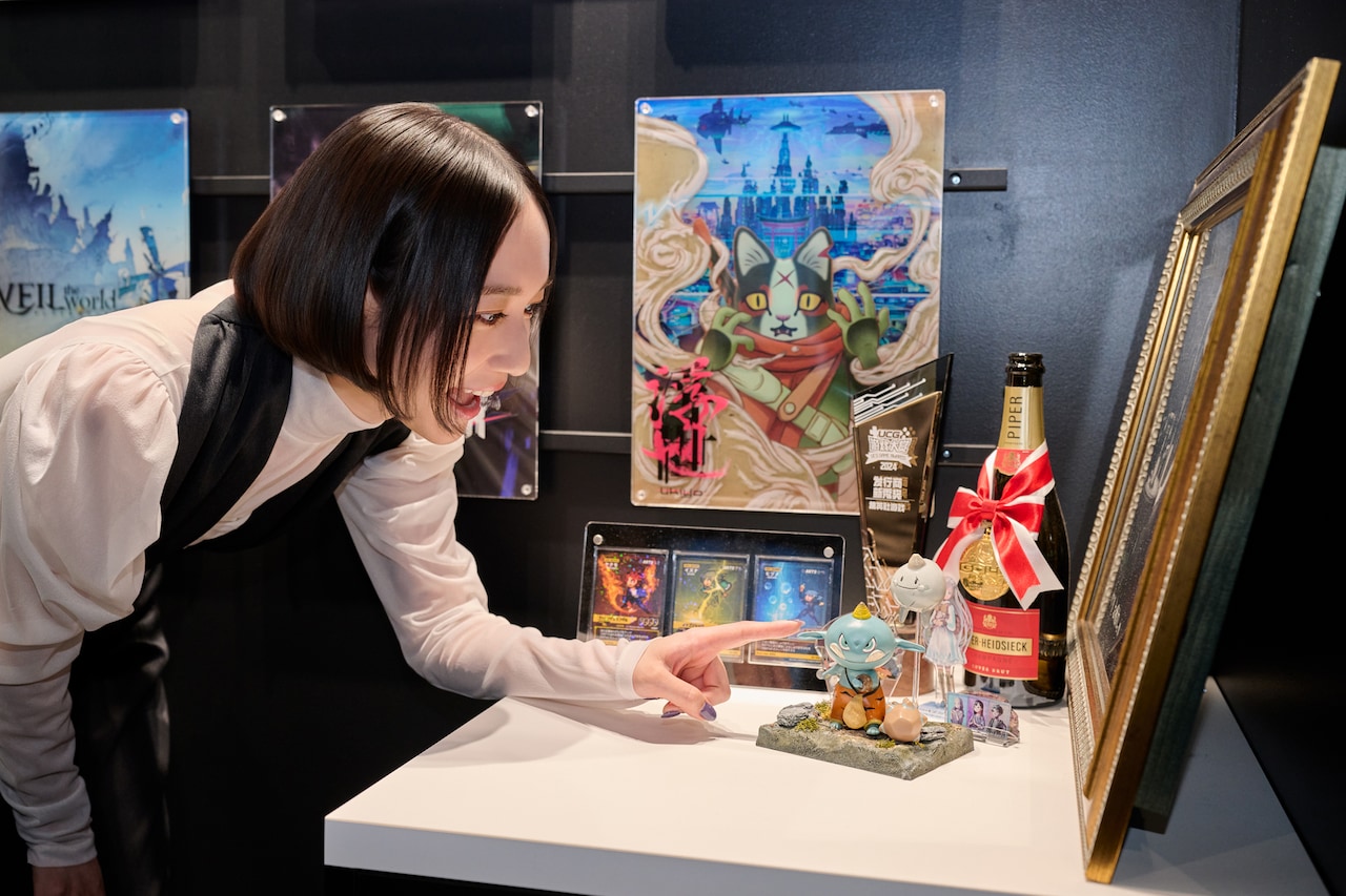 「ONI - 空と風の哀歌」の主人公が気になったのっちさん。奥にあるのは、雑誌「週刊ファミ通」の新作クロスレビューでゴールド殿堂入りした記念に贈呈されたシャンパン。