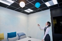 風船が浮かんでいるように見えますがシーリングライトです。