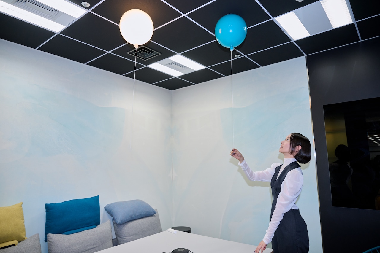 風船が浮かんでいるように見えますがシーリングライトです。