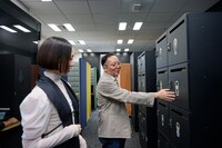 ドット絵で描かれた似顔絵がすべてのロッカーに貼られています。