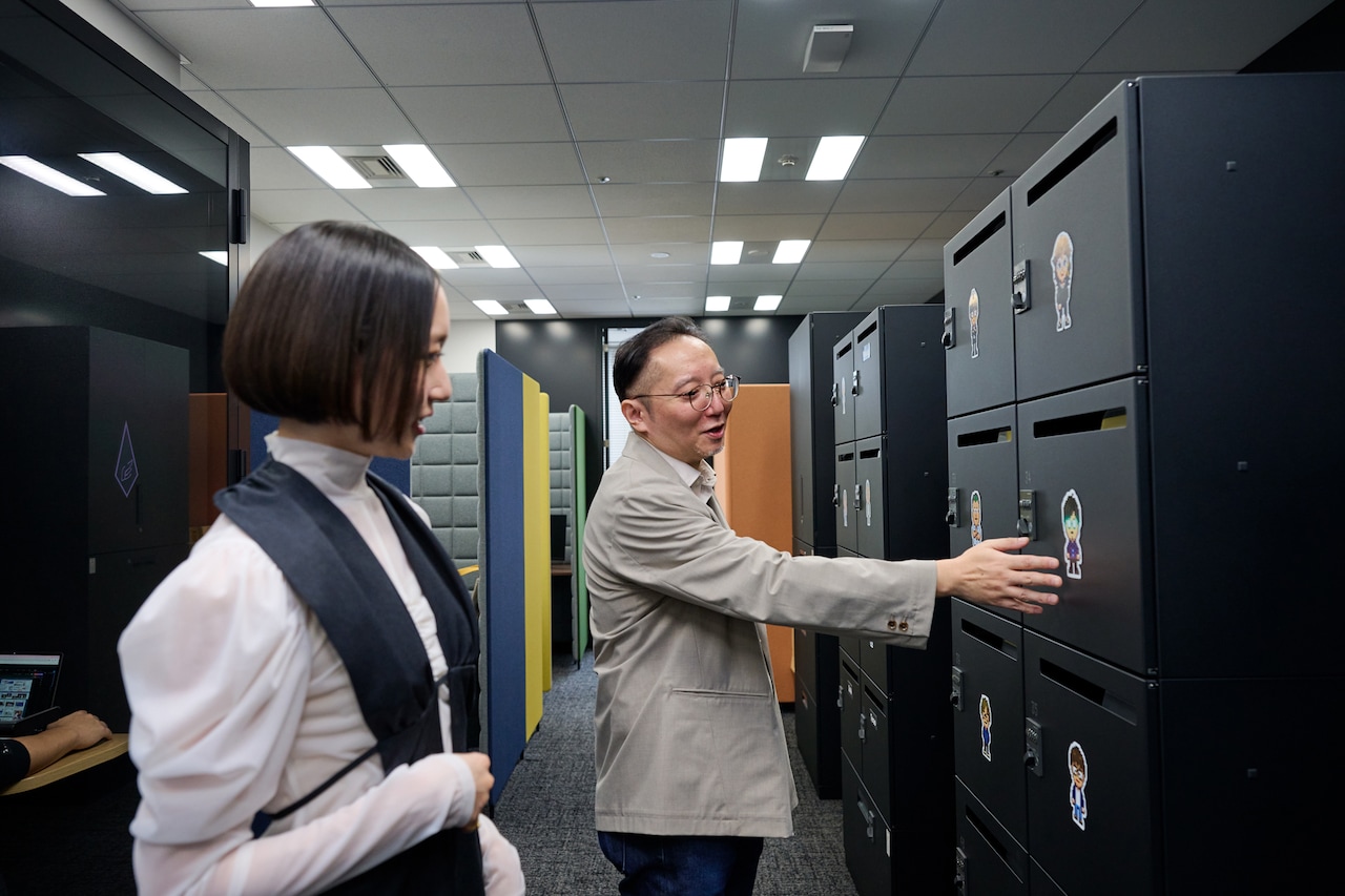 ドット絵で描かれた似顔絵がすべてのロッカーに貼られています。