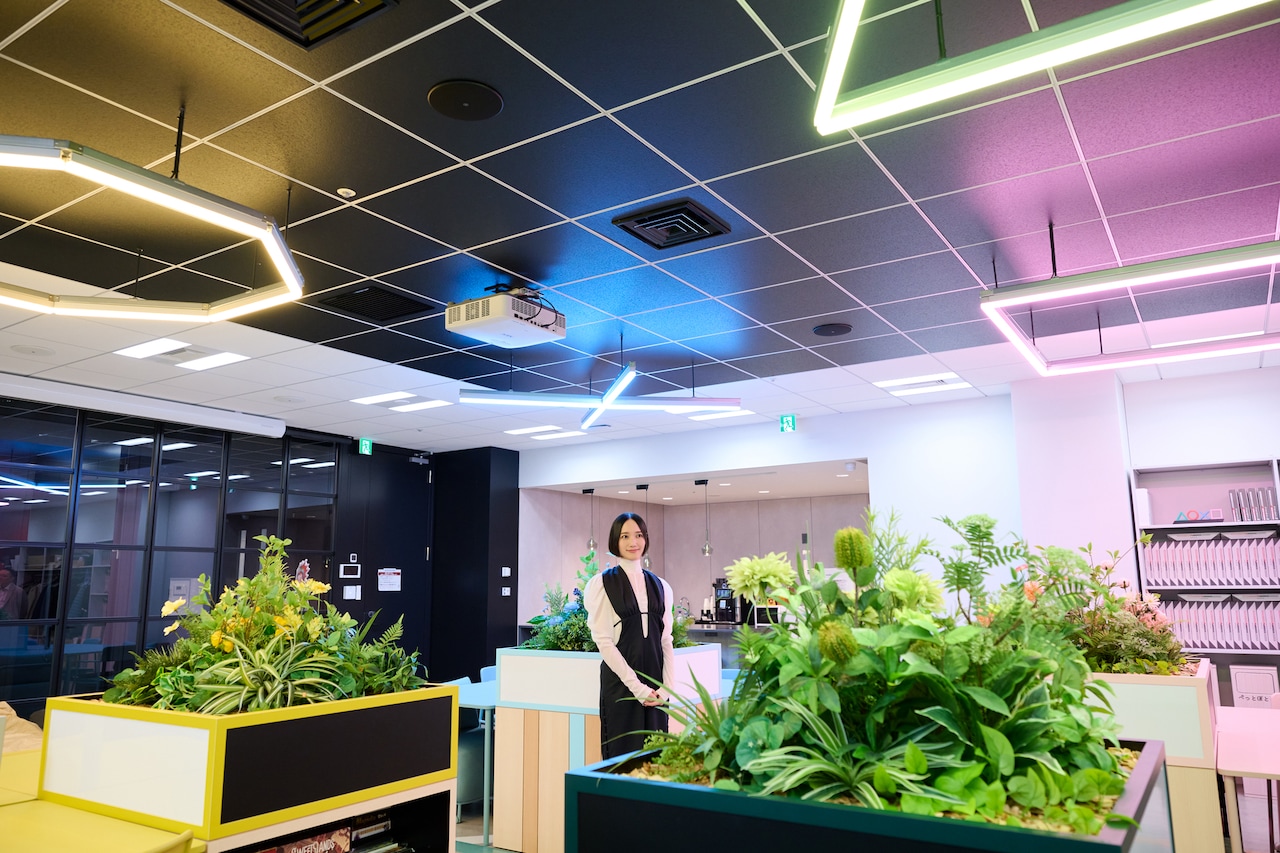 天井の照明はまるでゲームのコントローラーのよう。