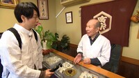 京都の和菓子店を訪れる櫻井翔。©NHK