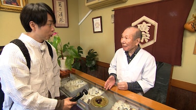 京都の和菓子店を訪れる櫻井翔。©NHK
