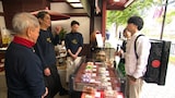 京都の和菓子店を訪れる櫻井翔。©NHK