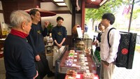 京都の和菓子店を訪れる櫻井翔。©NHK