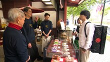 京都の和菓子店を訪れる櫻井翔。©NHK