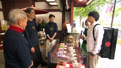 京都の和菓子店を訪れる櫻井翔。©NHK
