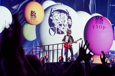 気持ちよさそうに演奏する松本孝弘。