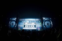 ラジカセを模したステージ。