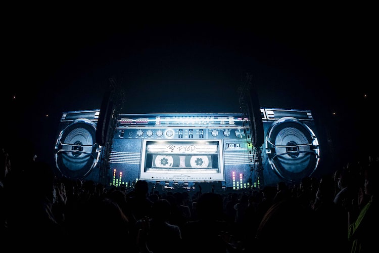 ラジカセを模したステージ。