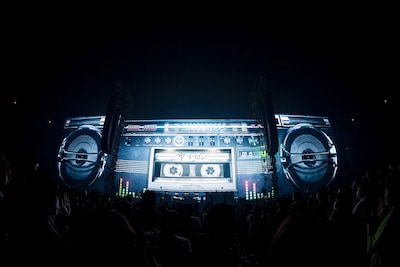 ラジカセを模したステージ。