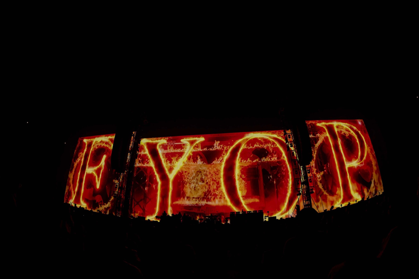 ラジカセが炎に包まれ、やがて「FYOP」の文字が浮かび上がる。