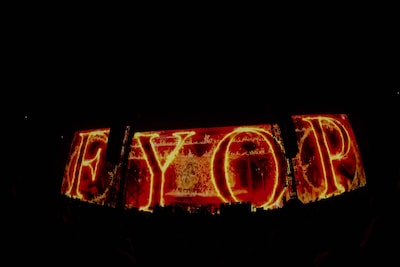 ラジカセが炎に包まれ、やがて「FYOP」の文字が浮かび上がる。