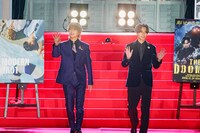 ファンに手を振るKing & Prince。