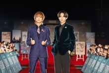レッドカーペットでポーズをキメるKing & Prince。