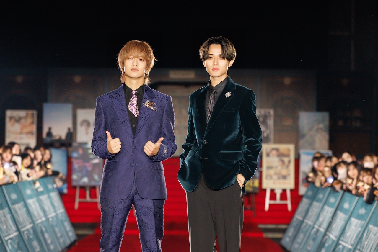 レッドカーペットでポーズをキメるKing & Prince。