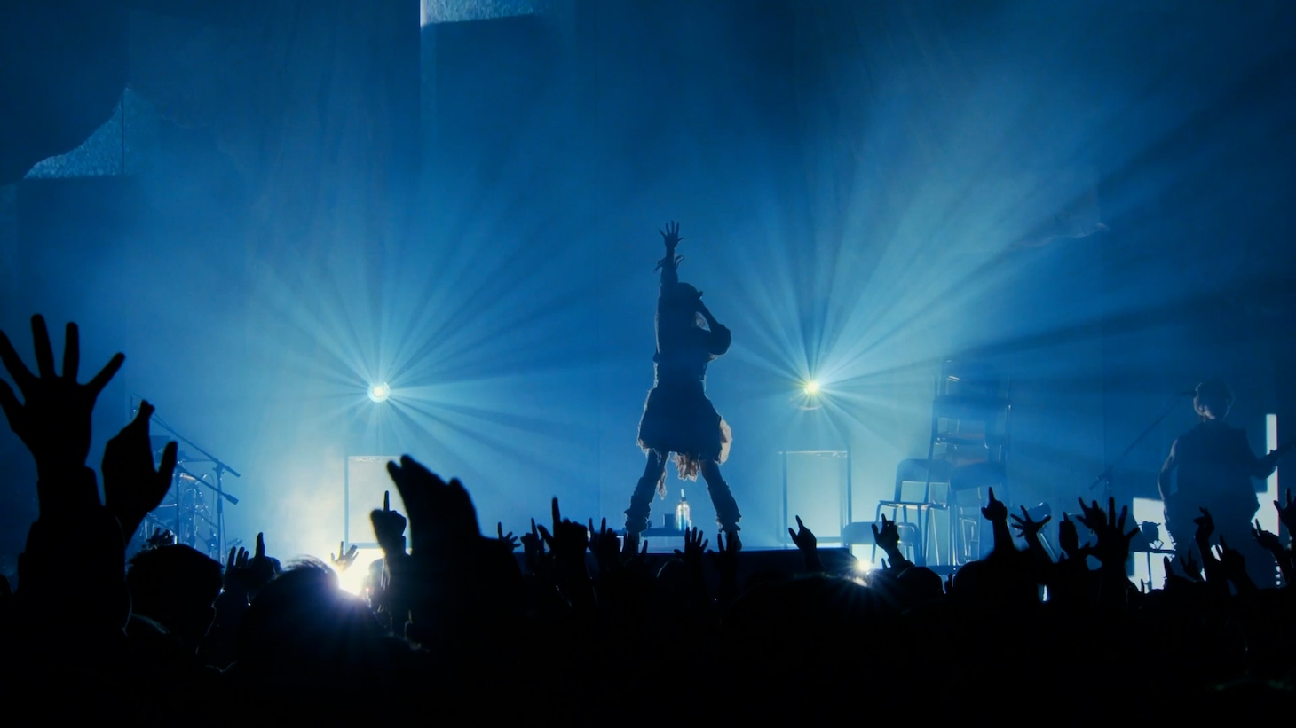 「RE RESCUE」を歌うReolのシルエット。